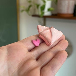 Imán de sobre rosa con corazón: decoración para nevera con letras de amor, un bonito regalo hecho a mano.