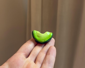 Imán de rebanada de aguacate hecho a mano: decoración de arcilla pintada para el refrigerador