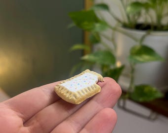 Handmade Mini Poptart Clay Magnet – Cute Polymer Clay Kitchen Decor, Refrigerator Magnet, Food Lover Gift, Kawaii Bakery Charm