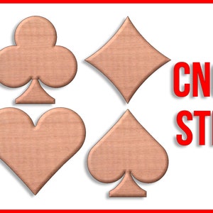 Puede incluir: Cuatro recortes de madera de palos de cartas de juego cortados por CNC: un corazón, una espada, un diamante y un trébol. Los recortes son de color marrón claro y tienen una textura de veta de madera. El texto "CNC STL" está en letras rojas en la esquina superior derecha de la imagen.