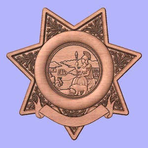 Op de afbeelding: Een zespuntige stervormig badge met een cirkelvormig ontwerp in het midden. Het ontwerp toont een vrouw die een speer en een beer vasthoudt. De badge is gemaakt van hout en heeft een bruine afwerking.