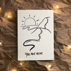 Vous êtes ici - Impression d’art inspirante Simple Motivational Home Decor Sun Mountains Carte de paysage rural Illustration graphique en noir et blanc