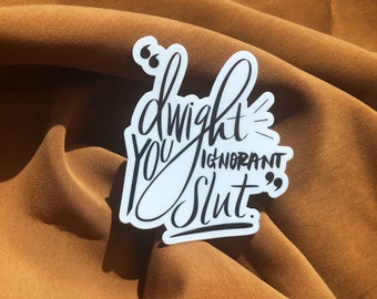 Pegatina "Dwight, puta ignorante", frase de The Office, vinilo mate