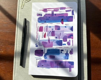 Cuaderno rayado con diseño de paisaje urbano abstracto morado: Cuaderno plano
