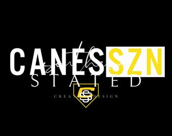 Könnte beinhalten: Ein Grafikdesign auf schwarzem Hintergrund mit dem weißen Text CANES SZN, wobei SZN gelb hervorgehoben ist. Darunter erscheint das Wort STATED in Weiß, zentriert über einem gelb umrandeten Schild mit einem stilisierten gelb-weißen CS-Logo.