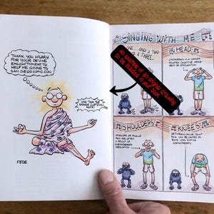 Op de afbeelding: Een open boek met handgetekende illustraties. De linkerpagina toont een persoon in een bloemige wikkeldoek met een tekstballon: "Thank you Hilary for your divine enlightenment to help me going to San Diego Comic Con" en "Who took the shower curtains again!". De rechterpagina toont een stripverhaal in vier delen getiteld "Singing with me" met een persoon en een blauw wezen die lichaamsdelen demonstreren met labels voor hoofd, schouders en knie&euml;n.