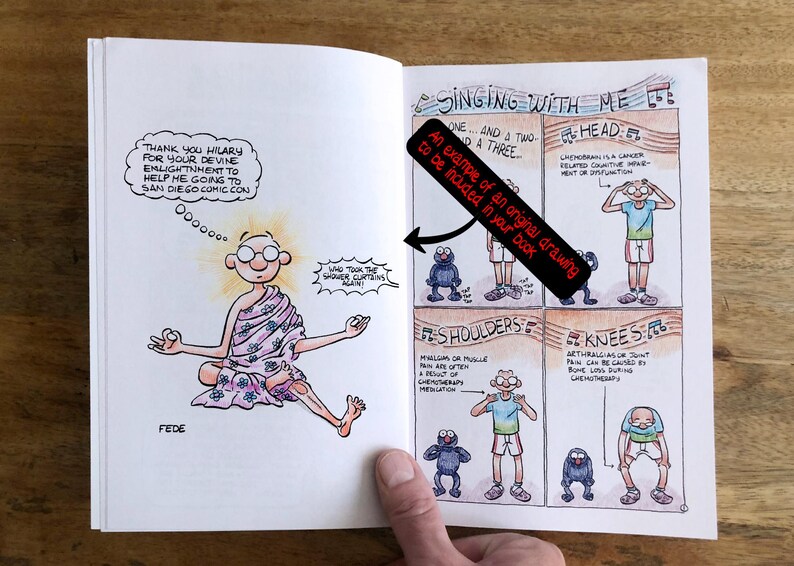 Op de afbeelding: Een open boek met handgetekende illustraties. De linkerpagina toont een persoon in een bloemige wikkeldoek met een tekstballon: "Thank you Hilary for your divine enlightenment to help me going to San Diego Comic Con" en "Who took the shower curtains again!". De rechterpagina toont een stripverhaal in vier delen getiteld "Singing with me" met een persoon en een blauw wezen die lichaamsdelen demonstreren met labels voor hoofd, schouders en knie&euml;n.