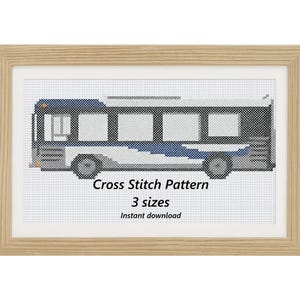 Op de afbeelding: Een ingelijst kruissteekpatroon met een busontwerp in blauw, grijs en wit. De tekst luidt "Cross Stitch Pattern", "3 maten" en "Direct downloaden". Het kunstwerk wordt gepresenteerd in een licht houten frame. Het patroon is gedetailleerd.