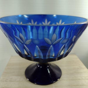 Cuenco bohemio de vidrio azul cobalto cortado a transparente con base azul y patrón de pétalos