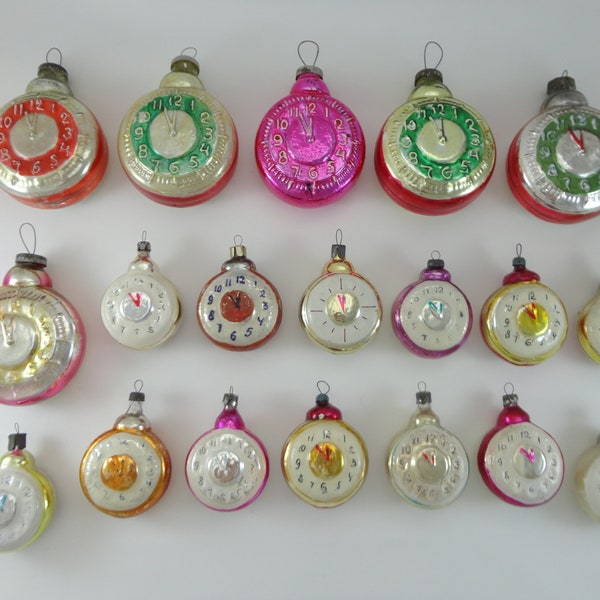 Réveil en verre. Horloge de montre du Nouvel An. Cinq minutes avant minuit. décoration d'arbre de Noël vintage