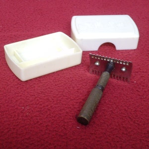 Vintage Razor in Case. Folding Razor image 4