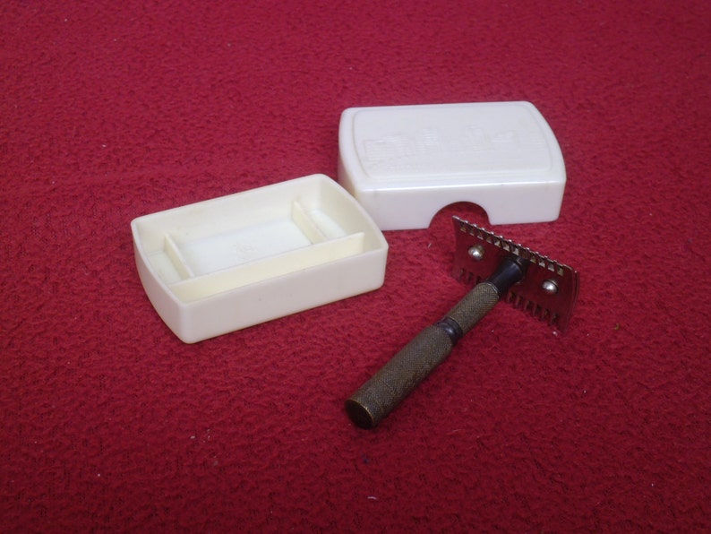 Vintage Razor in Case. Folding Razor image 1