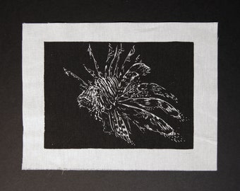 Patch met zeefdruk van een koraalduivel op wit katoen.