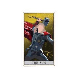 Può includere: Un adesivo con un'illustrazione stilizzata di un personaggio dei fumetti che brandisce un martello. Il personaggio ha i capelli biondi e un mantello rosso, su uno sfondo giallo e oro. Il testo "THE SUN" è in basso.