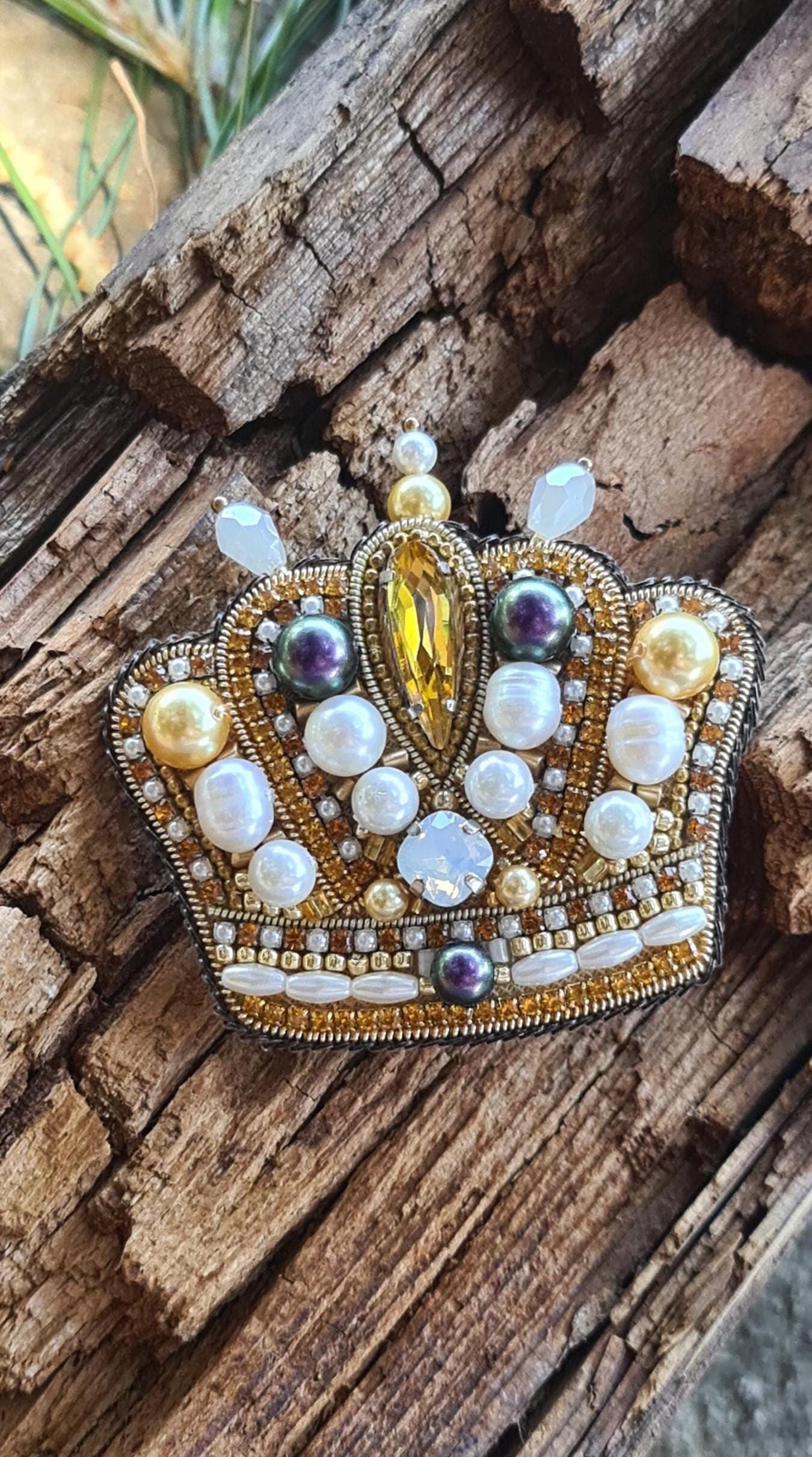 Broche Vintage Couronne Avec Perles Et Cristaux - Couleur Argent - Occasion Correct