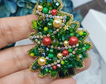 Broche de árbol de Navidad bordado: broche navideño con cuentas hecho a mano