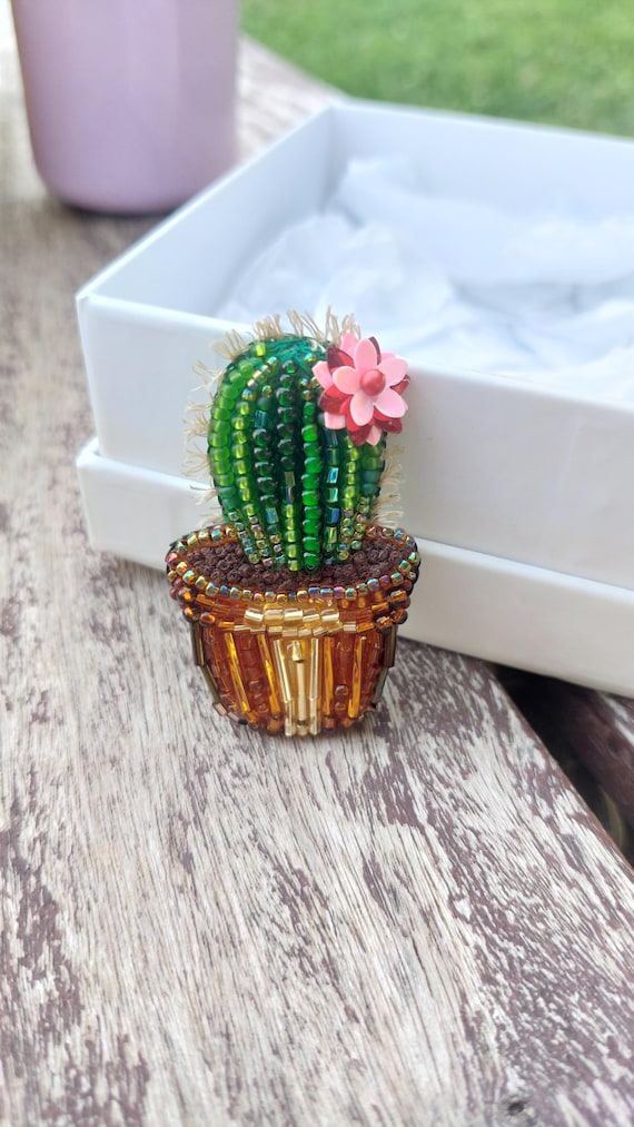 ハートの花がついた手作りビーズサボテンブローチ - Etsy 日本 ハートの花がついた手作りビーズサボテンブローチ - Etsy 日本