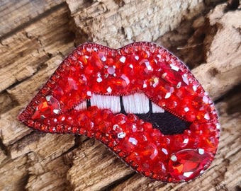 Broche En Métal Doré Avec Dentelle Et Strass Rouges - État Comme Neuf - Style Vintage