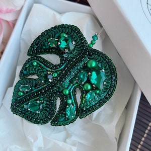 Spilla a forma di foglia di Monstera fatta a mano: perle Swarovski e perline di cristallo