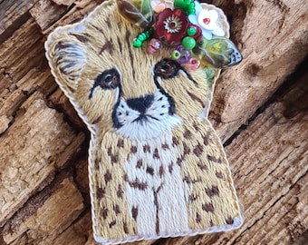 Broche guépard brodée : Épingle chat sauvage en perles