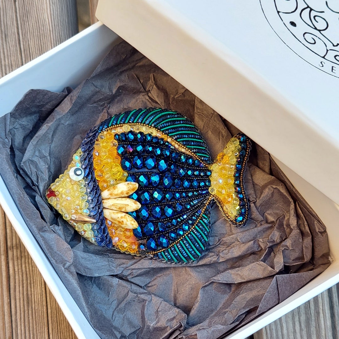 Broche Hippocampe Strass Cristal Vert Bleu - Bijou Fantaisie Élégant 6x2,8 Cm