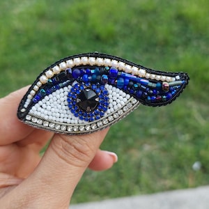 Stickerei böse Auge Pin, handgemachte Evil Eye Brosche, Geschenk für Mama, personalisierte Auge Brosche Pin, Wimper