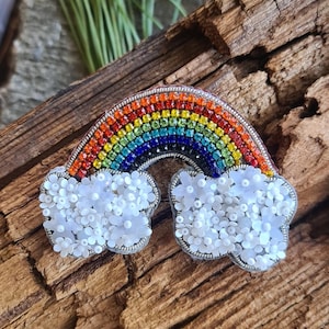 Broche de arcoíris hecho a mano: broche adornado con cristales, lentejuelas y cuentas
