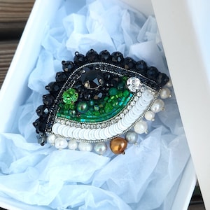 Stickerei böse Auge Pin, handgemachte Evil Eye Brosche, Geschenk für Mama, personalisierte Auge Brosche Pin, Wimper