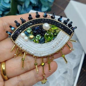 Stickerei böse Auge Pin, handgemachte Evil Eye Brosche, Geschenk für Mama, personalisierte Auge Brosche Pin, Wimper