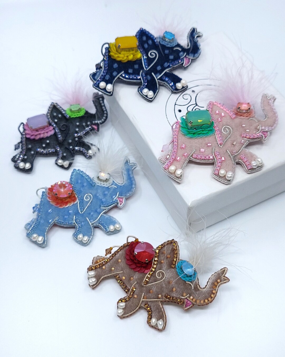 Broche éléphants En étain Fin - Fait Main En France, à Jumilhac-le-Grand - Longueur ~4,5 Cm - Idéale Cadeau Noces D'étain - 5