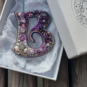 Broche de letras personalizado, letra bordada B, broche de letras personalizado, regalo para mamá