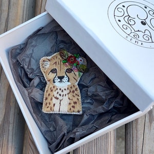 Handmade cheetah Brooch,Embroidered cheetah Badge, Animal Brooch, WildCatJewelry