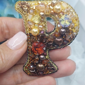 Broche de letra personalizado, joias com nome inicial, letra S bordada, broche de letra personalizado, presente para a mãe, presente para o dia dos namorados