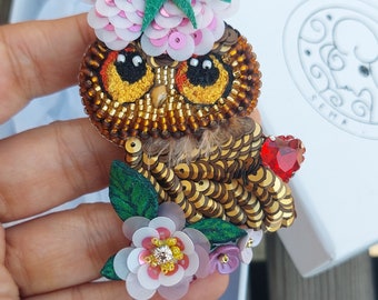 Broche hibou faite main, broche hibou de créateur, bijoux d'art hibou, broche brodée de perles de cristal