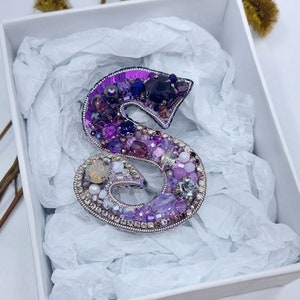 Broche con letra personalizada, joya con nombre inicial, letra S bordada, broche con letra personalizada, regalo para mamá, regalo para San Valentín.