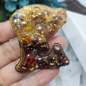 Broche de letra hecho a mano, joyería con nombre inicial, nombre personalizado, pin personalizado, letra del alfabeto de cristal, pin de letra de diamantes de imitación, pin de letra m