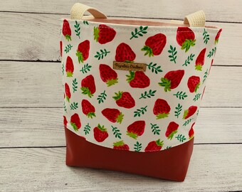 Basic Tote 2.0 with Interior Pockets Strawberries