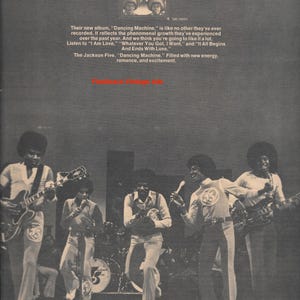 Może przedstawiać: Reklama vintage albumu "Dancing Machine" The Jackson 5ive. Czarno-białe zdjęcie przedstawia zespół występujący na żywo. Reklama zawiera tekst o albumie i jego piosenkach.