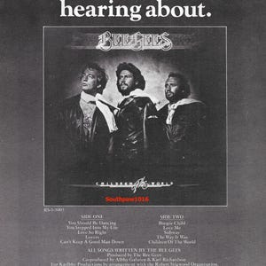 Puede incluir: Una portada de álbum en blanco y negro para el álbum de los Bee Gees "Children of the World". La portada del álbum presenta una foto de los tres hermanos Bee Gees, con el título del álbum y el nombre de la banda impresos en blanco.