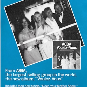 Op de afbeelding: Een advertentie voor ABBA's album "Voulez-Vous." De afbeelding toont een zwart-witfoto van de bandleden. De tekst bevat de albumtitel, de single "Does Your Mother Know" en de zin "Great music."
