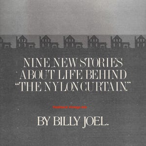 Puede incluir: Anuncio del álbum "The Nylon Curtain" de Billy Joel. La imagen presenta texto en fuente serif sobre un fondo gris. El título del álbum está encima del nombre del artista. La parte superior de la imagen muestra una fila de siluetas de casas.