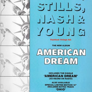 Könnte beinhalten: Vintage-Anzeige für das Album "American Dream" von Crosby, Stills, Nash & Young. Das Poster zeigt den Namen der Band in großen, fetten Buchstaben auf hellblauem Hintergrund. Die Freiheitsstatue ist im Hintergrund.