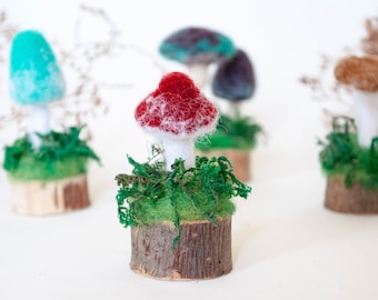 SET- 4 Hongos multicolores de fieltro con aguja, decoración de hongos, hongos amanita pequeños, hongos de hadas, hongos venenosos, Waldorf, rojo