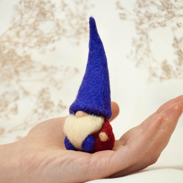 Gnome des bois feutré à l’aiguille, Gnomes en feutre, gnome waldorf, jouets waldorf, gnome de laine, gnome de poche, poupée de poche, gnome fait à la main, Bleu, rouge