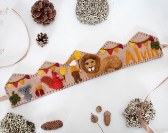Waldorf gepersonaliseerde kroon, wollen verjaardagskroon voor jongen, leeuw, eekhoorn, muis, slinger, ballen, vakantie, beige, ombergeel, bruin herfst