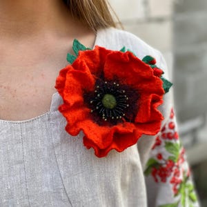 Red poppy felt brooch, Felted brooch, Wool accessory, Gift for mother from daughter, Jewelry poppy, Poppy flower brooch, Felt poppy flower,