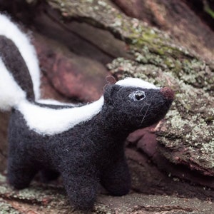 Needle Felted skunk, wool animals, wool skunk, felt autumn decor, Mother&#39;s Day Gift, Waldorf toys, nature table, baby skunk