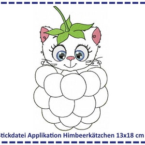 Op de afbeelding: Wit borduurwerk van een kat die uit een framboos kijkt, met de tekst "Stickdatei Applikation Himbeerkätzchen 13x18 cm".