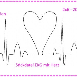 Può includere: Un disegno in bianco e nero di un elettrocardiogramma con una forma di cuore al centro. Il testo "SET 7 Dateien" e "2x6 - 20x30 cm" si trova nell'angolo in alto a sinistra e nell'angolo in alto a destra dell'immagine. Il testo "Stickdatei EKG mit Herz" si trova nella parte inferiore dell'immagine.