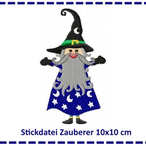 May include: A blue and white wizard with a green hat and a grey beard. The wizard is holding out his arms and has a crescent moon on his hat. The text "Stickdatei Zauberer 10x10 cm" is below the wizard.